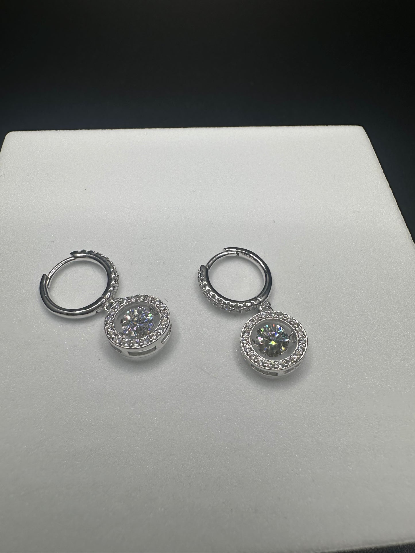 0.5 Carat 925 Sterling Silver Moissanite Huggie Earrings – 5mm Round, VVS1 Clarity, D Color with Rotatable Stone