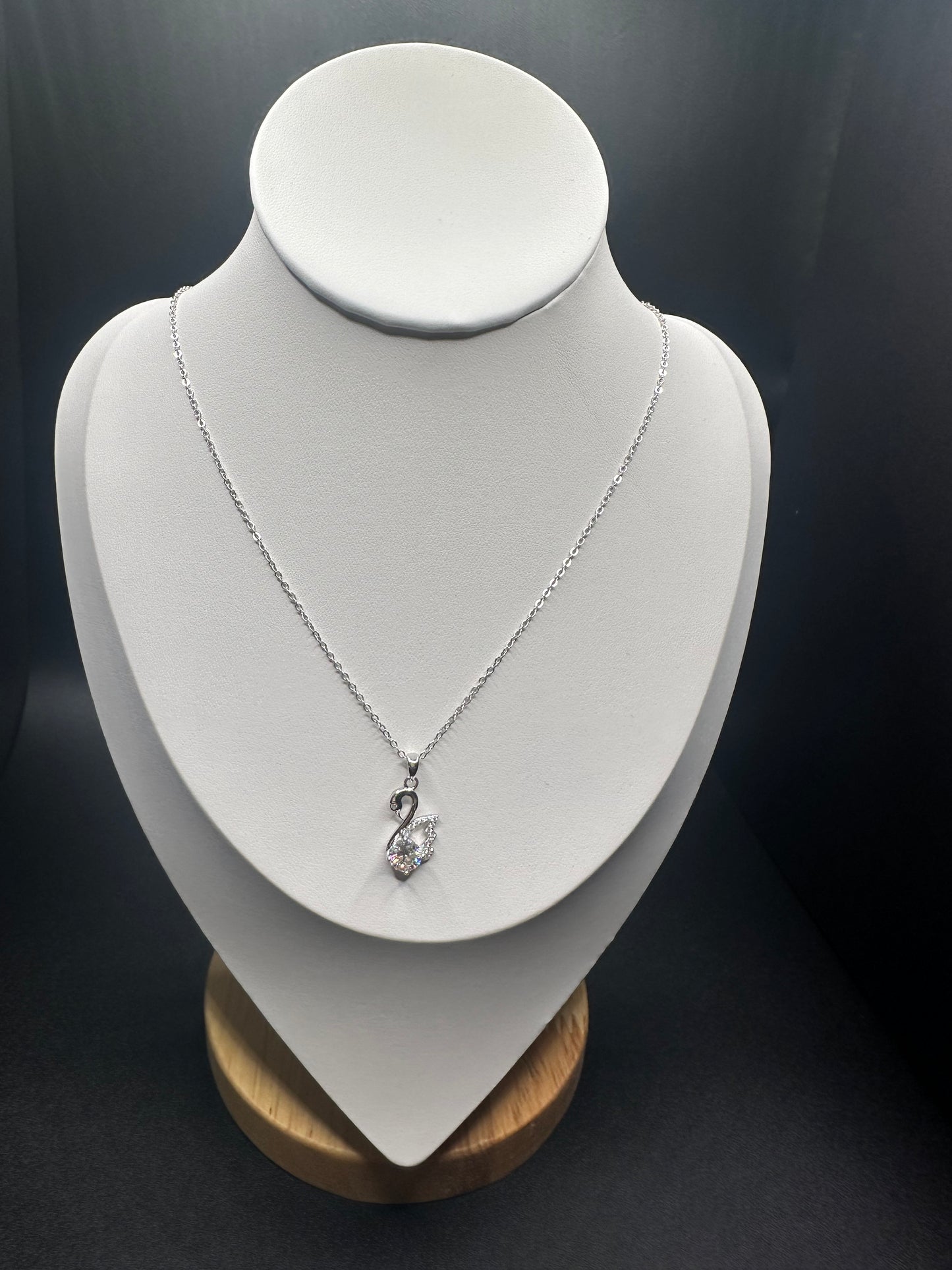 1 Carat 925 Sterling Silver Moissanite Swan Pendant – 6.5mm Princess Cut, VVS1 Clarity, D Color with Garnet, Klein Blue & Champagne Options