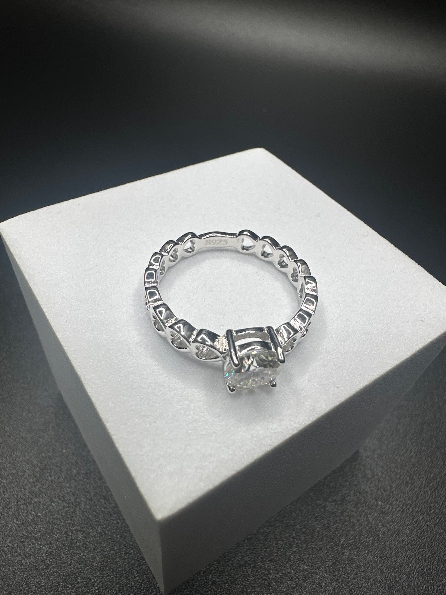 1 Carat 925 Sterling Silver Moissanite Ring – 6.5mm Round, VVS1 Clarity, D Color with Heart Design